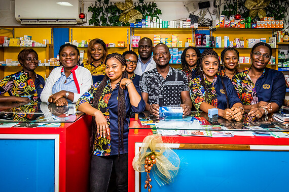 Felix Kango Yao (5.v.r.) mit seinen Mitarbeiter*innen in der Apotheke